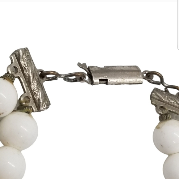 VINTAGE WHITE & BLACK ACRYLIC BEADED DOUBLE LAYERED WIRE COLLAR NECKLACE - Picture 4 of 4